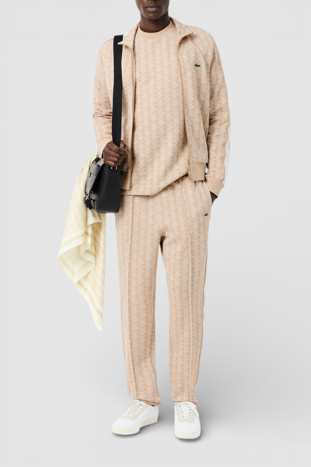 תמונת כל הלוק של חולצת טי